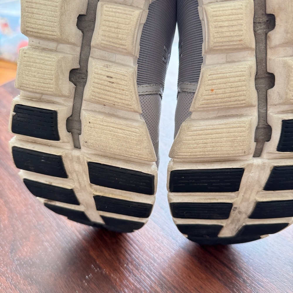 On Cloud 5 Women’s Size 8.5 Gray and Black Athletic Shoes with CloudTec Sole - Picture 8 of 8